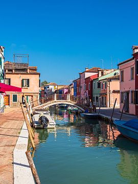 Kleurrijke gebouwen op het eiland Burano dichtbij Venetië, Italië