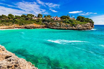 Mallorca strand van Cala Anguila, idyllische baai zee van Alex Winter