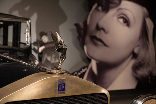 Isotta Fraschini in Marlene Dietrich stijl radiator ornament