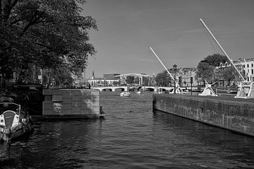 Amstel with lock and Skinny Bridge by Peter Bartelings