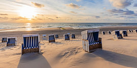 Strandkörbe am Strand von Westerland auf Sylt an der Nordsee von Werner Dieterich