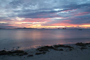 Burning evening in Fiji by Chris Snoek