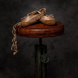 Composition avec de vieux chaussons de pointe sur Herman IJssel BWPHOTO
