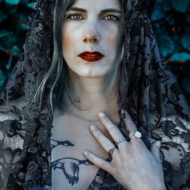 Hexenfrau mit Federkrone von Laura Wienk