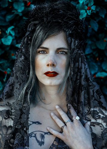 Hexenfrau mit Federkrone