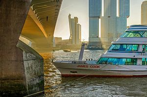 Sous le pont à l'heure dorée