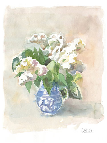 Zachtwitte bloemen in een blauwe kan