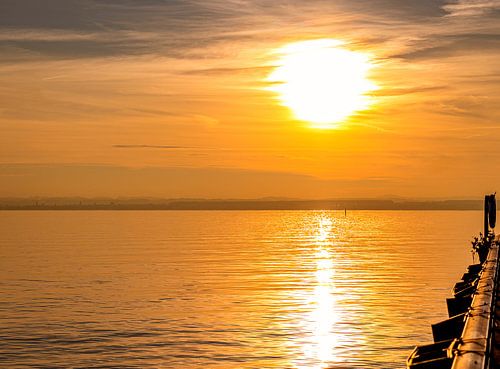 Coucher de soleil doré sur le lac de Constance