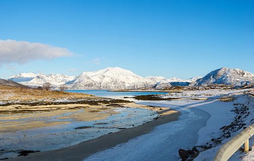 Uitzicht op fjord met bevroren rivier in Poolgebied Sommaroy