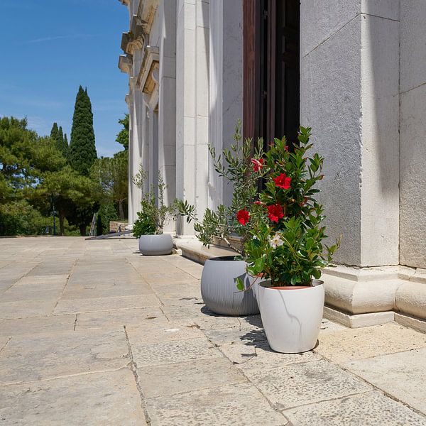 Fleurs devant l'église par Heiko Kueverling