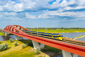 ICNG-Intercity-Zug an der Hanzeboog-Brücke