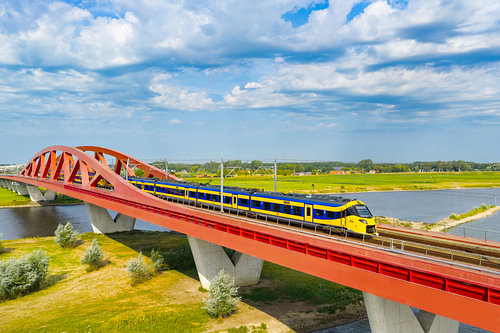 ICNG-Intercity-Zug an der Hanzeboog-Brücke von Sjoerd van der Wal Fotografie