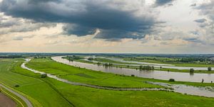 Frühlingslandschaft am Fluss IJssel mit dunklem Himmel darüber