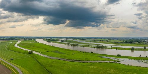 IJssel landschap met een donkere lucht erboven in het voorjaar