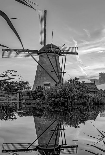 Mühle Kinderdijk bei Sonnenuntergang in schwarz-weiß von Marjolein van Middelkoop
