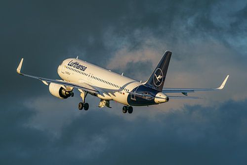 Lufthanse Airbus A320neo (D-AINN) takes off from Schiphol Airport.