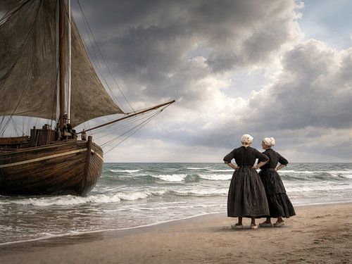 Zwei sich unterhaltende Fischerfrauen bei einem Fischkutter am Strand, um 1900