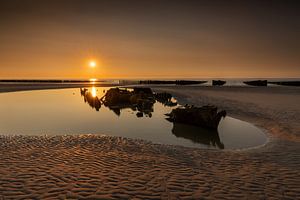 Zonsondergang van het Engels scheepswrak Épave Du Lord Grey aan de kust in Frankrijk.