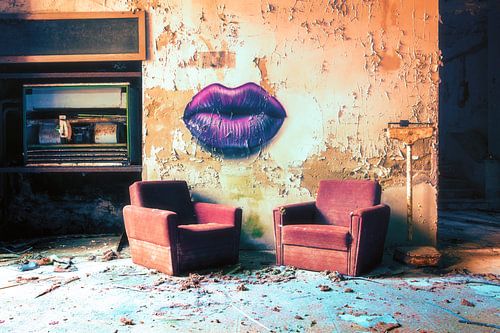 Lèvres violettes et chaises rouges