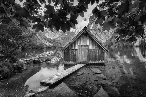 Boothuis aan de Obersee in Berchtesgaden in zwart-wit.