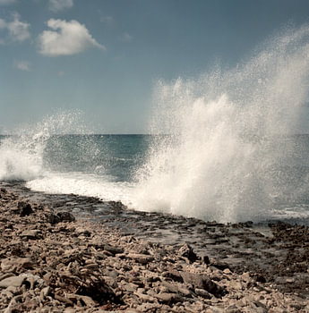 Golven op de noordkust van Aruba