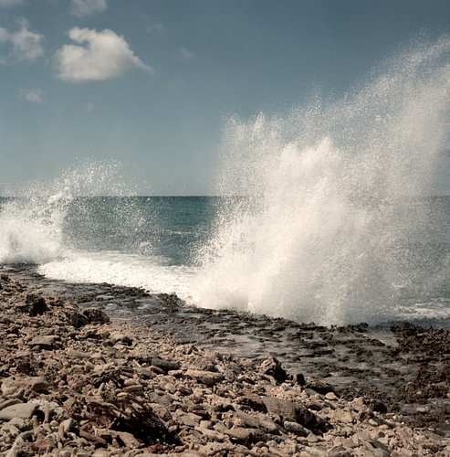 Golven op de noordkust van Aruba