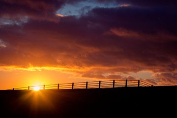 Zonsondergang op de dijk Ameland van Janna-Jacoba van der Laag