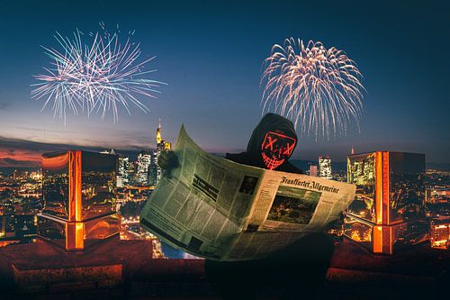 maskerreiniging op een dakterras in Frankfurt, man leest een krant met vuurwerk tijdens het vuurwerk