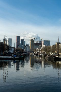 Blick auf den alten Teil des Oudehavens mit Booten am Morgen in Rotterdam, die Niederlande von Tjeerd Kruse