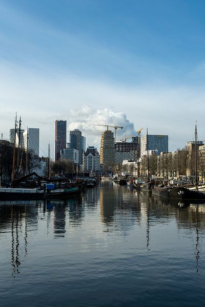 Zicht op het oude gedeelte van de oudehaven met boten in de ochtend in Rotterdam, Nederland van Tjeerd Kruse