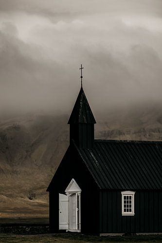 Budakirkja - die schwarze Kirche Islands im Nebel.