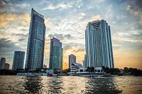 Skyline van Bangkok bij ondergaande zon