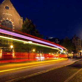 Avond met stadsverkeer. Janskerkhof, Lange Jansstraat, Utrecht. by George Ino