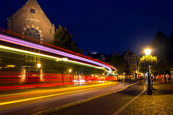Avond met stadsverkeer. Janskerkhof, Lange Jansstraat, Utrecht.