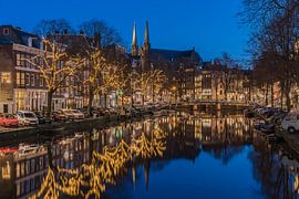 Stille avond bij de Krijtberg aan het Singel in Amsterdam van Jeroen de Jongh Fotografie