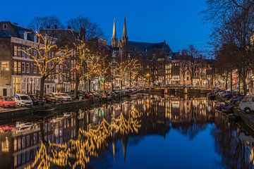Stille avond bij de Krijtberg aan het Singel in Amsterdam van Jeroen de Jongh