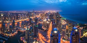 Panorama de la marina de Dubaï à l'heure bleue