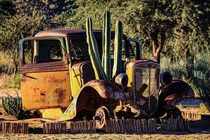 Oldtimer in der Wüste von Namibia