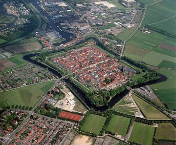 Luchtfoto van de vestingstad en Hanzestad Elburg van Frans Rombout