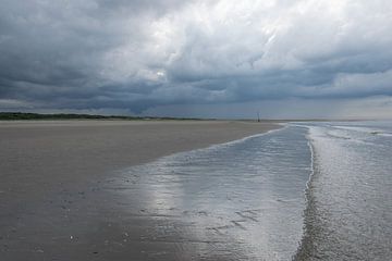 Strand bij duinen van Goerree van Judith Schrijver