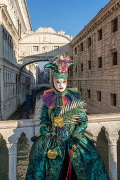 Costume de carnaval devant le Pont des Soupirs à Venise sur t.ART