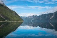 fjord in noorwegen met weerspiegeling von ChrisWillemsen Miniaturansicht