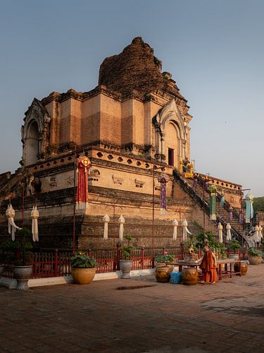 Der Chedi Luang-Tempel in Chiang Mai mit einem Mönch und einem alten Chedi
