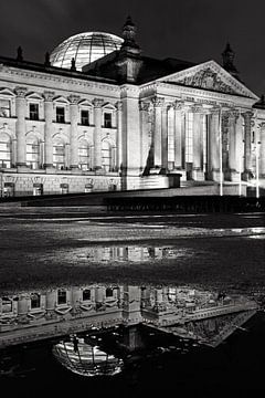 Le bâtiment du Reichstag avec un reflet dans une flaque sur Frank Herrmann