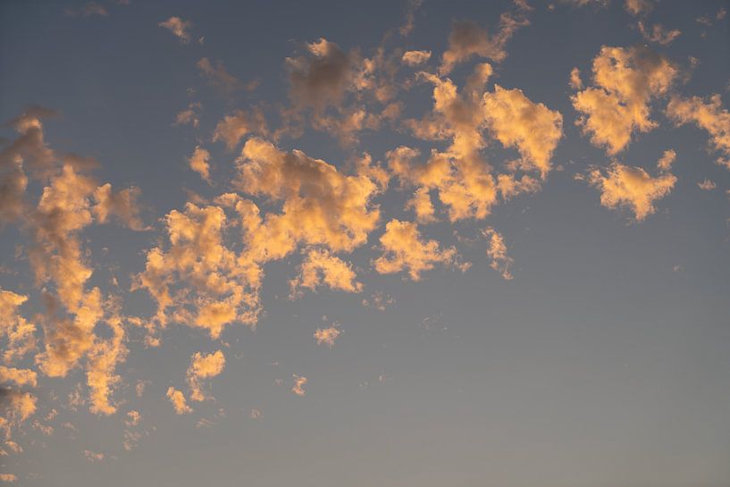 Weiche Wolken bei Sonnenuntergang 3 von Adriana Mueller
