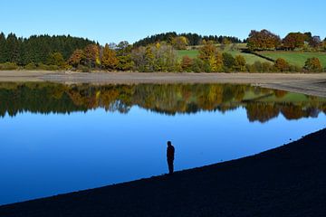 Randonneur au bord de l'eau. sur Jarne Buttiens