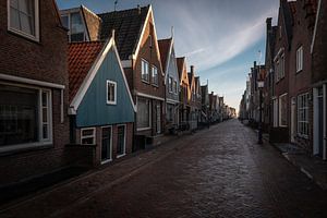 Maisons dans les rues vides au petit matin à Volendam - Maisons de Volendam sur Jolanda Aalbers