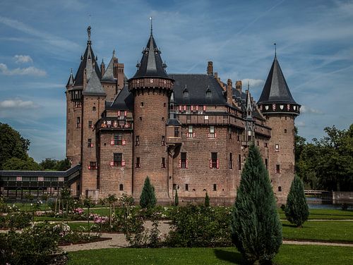 Kasteel de haar bij een prachtige blauwe lucht van Ferry Stelte