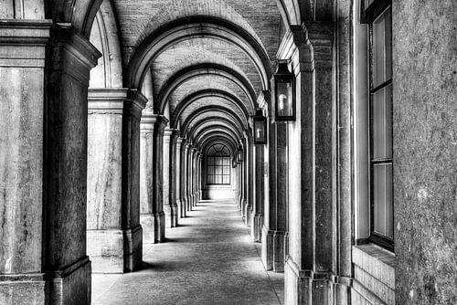 Fantasierijke poort in Haagse binnenhof
