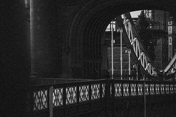 Tower Bridge | Londres | Angleterre | Royaume Uni | Noir et blanc sur Nicole Van Stokkum